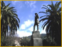 Monumento in bronzo dedicato a Carlo Pisacane.